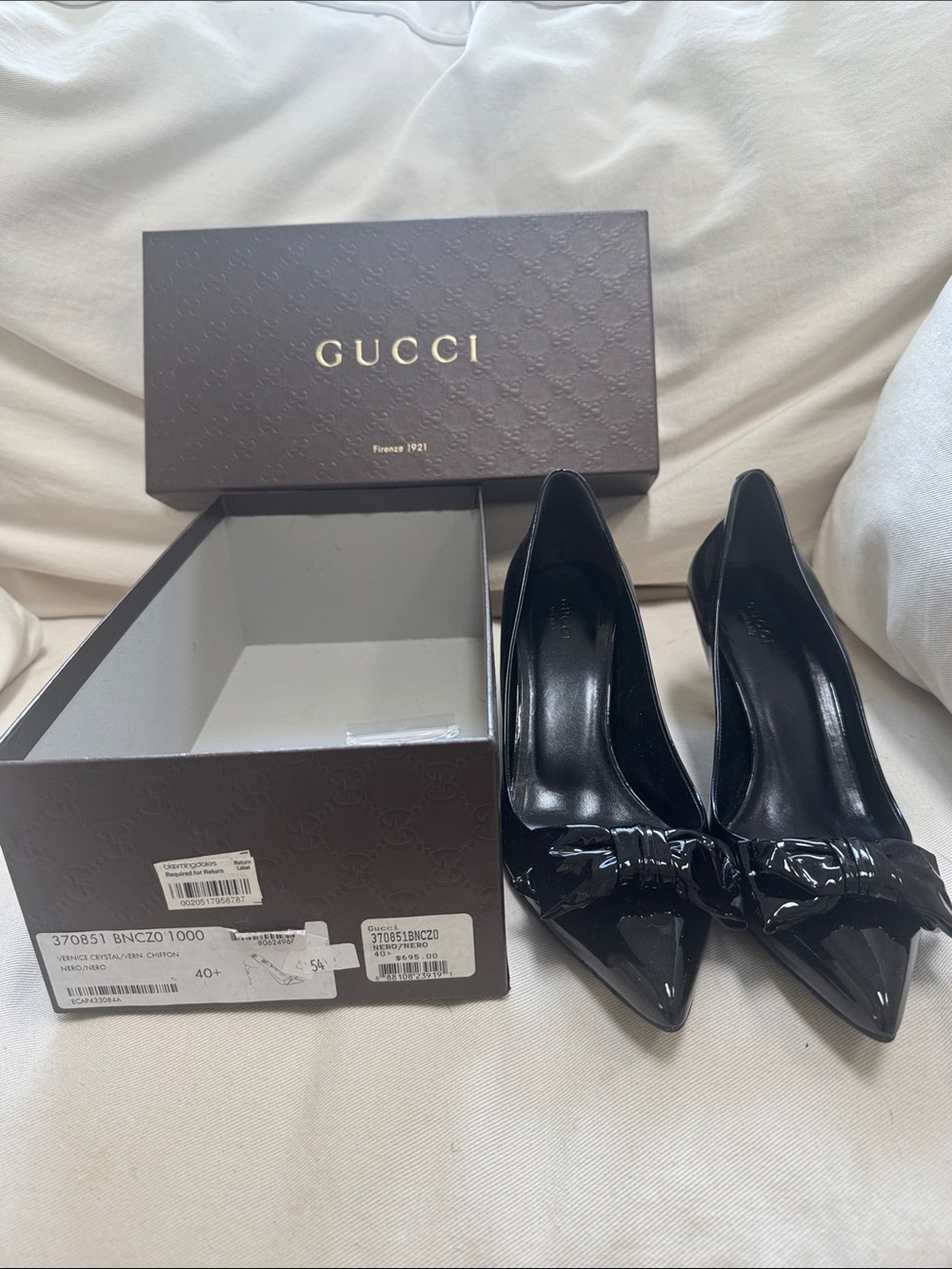 Gucci Black Patent Leather Pointed-Toe Pumps with Bow.